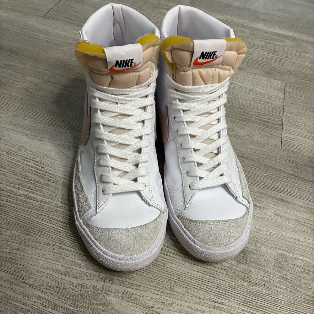 Nike Blazers Women's White and Baby Pink Sneakers size 8.8 - Picture 2 of 4